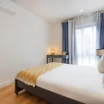 Living | 1br Flat With Ac 아파트 포르투