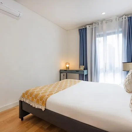 Living | 1br Flat With Ac Апартаменты Порту
