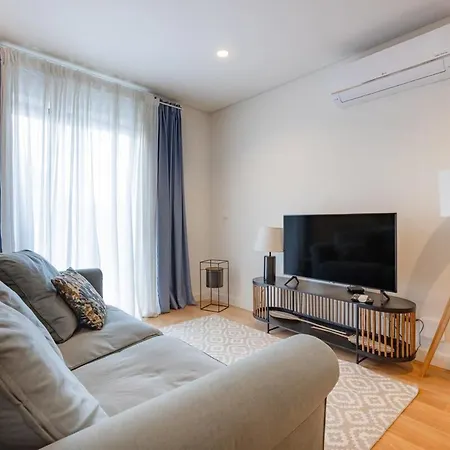 Living | 1br Flat With Ac Апартаменты Порту