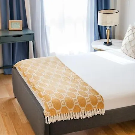 Living | 1br Flat With Ac דירה