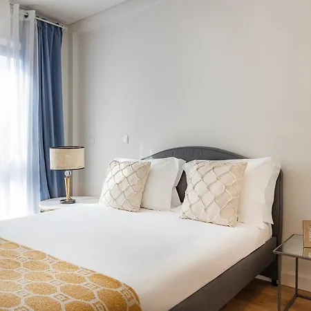 Living | 1br Flat With Ac דירה