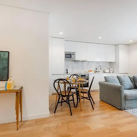 Living | 1br Flat With Ac דירה פורטו