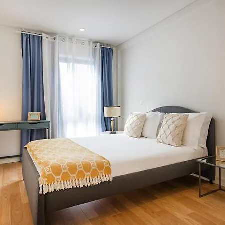 Living | 1br Flat With Ac アパート ポルト